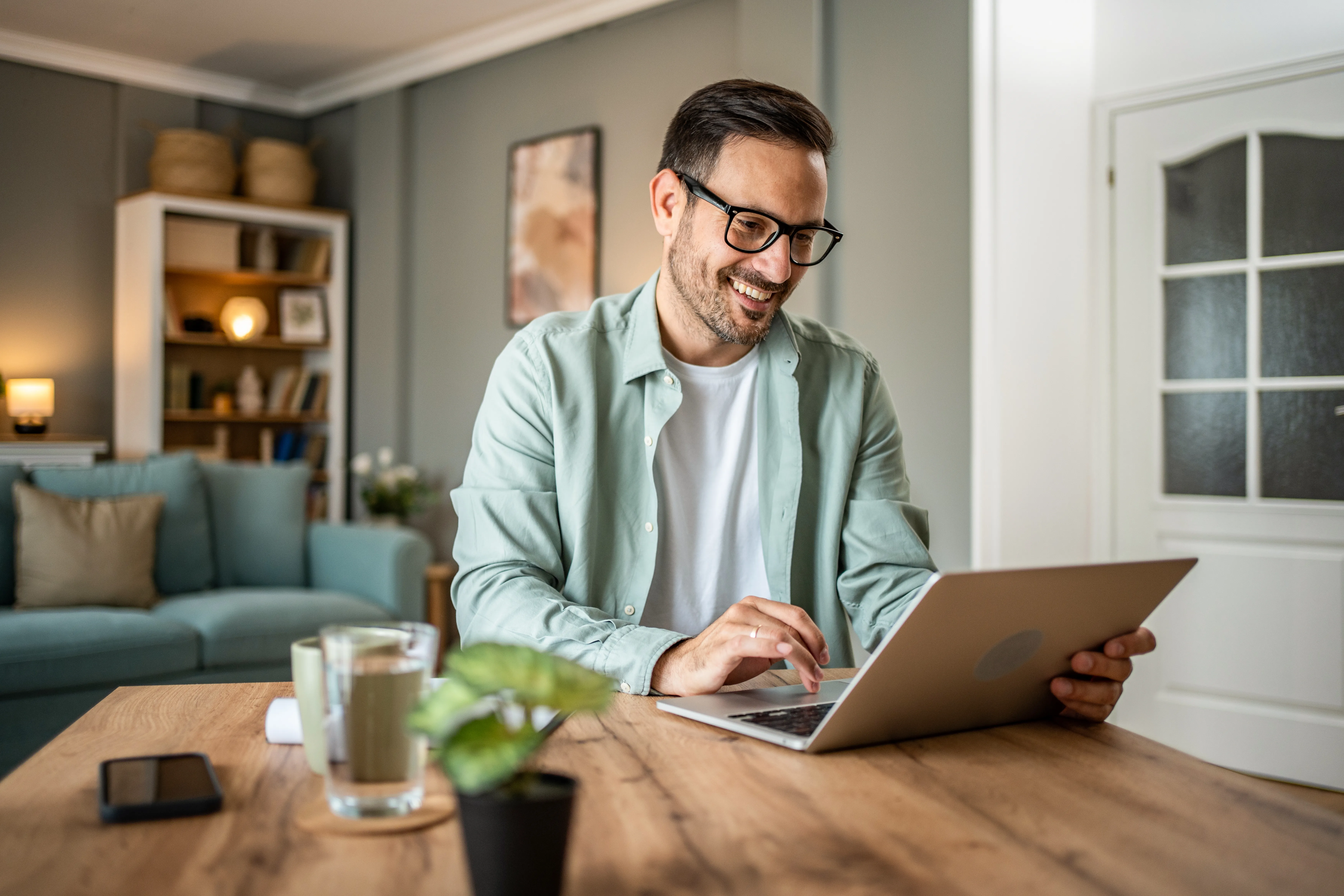 Man looking at laptop, online banking